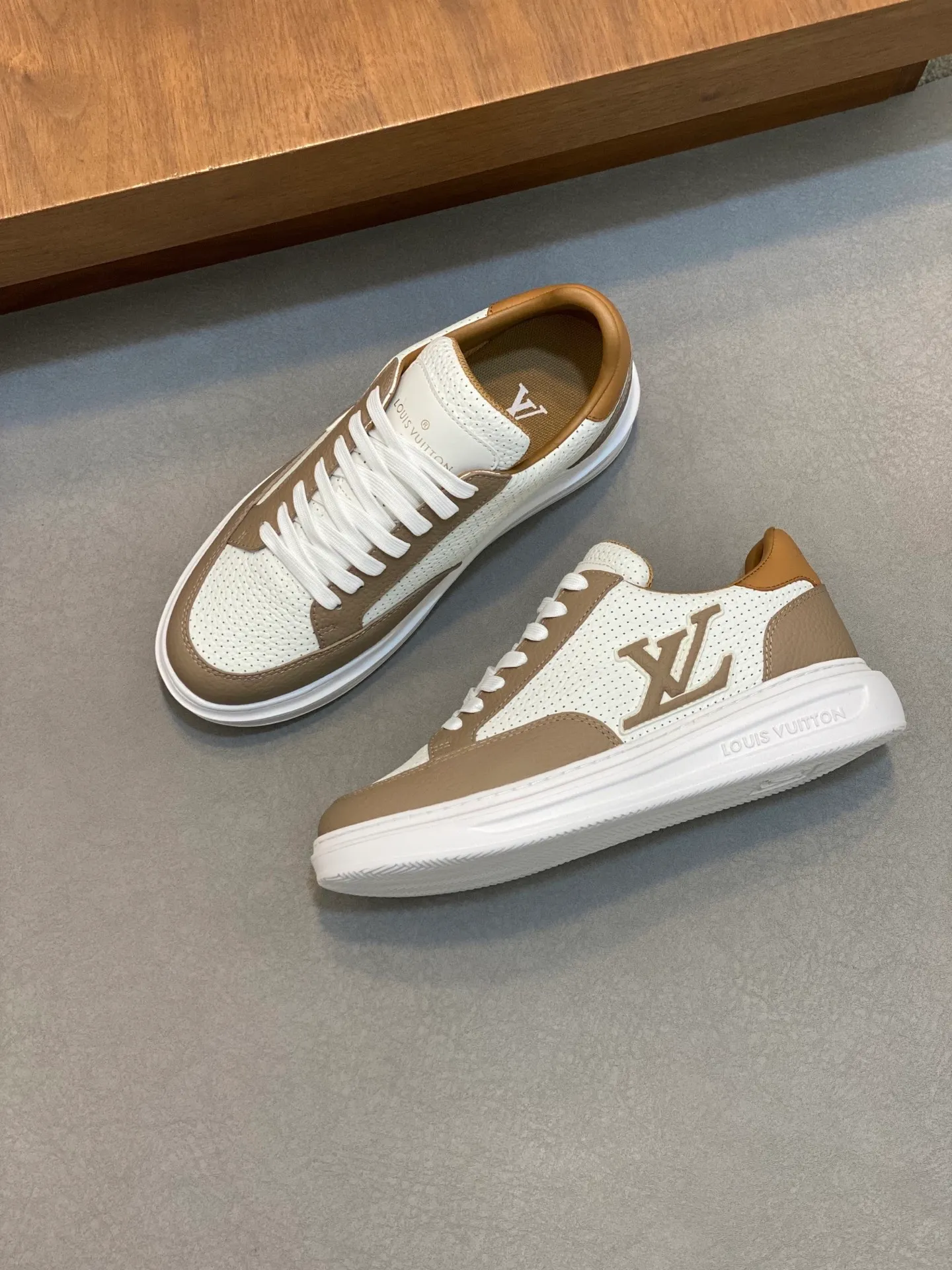 Factory Price: 400💰LV🔍Top Purchasing Agency🇮🇹 Lu Street Boy’s popular sports shoes counter synchronized, uppers imported from Italy cowhide fabric, high-quality complex splicing crafts, imported water-dyed cowhide lining cowhide feet Sole: Original sole provided by the original factory, T men's men's shoes 💰U exclusive movable molded sole, super comfortable, original factory follow-up goods, 🔍🔍high quality, can be entered and exited the counter at will, welcome to compare, code number 39-44 (order 38 45)